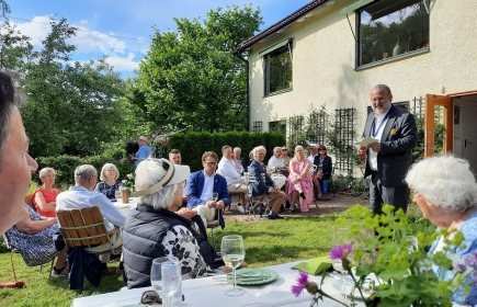 Avgående president Michael Öjermo håller tal vid presidetskriftet den 16 juni 2024 hemma hos Ingela Bendrot.